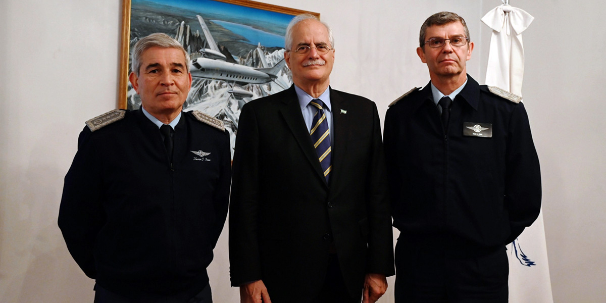 El ministro junto con el jefe de la FAA, brigadier Isaac y el director de LADE, comodoro Dirie.
